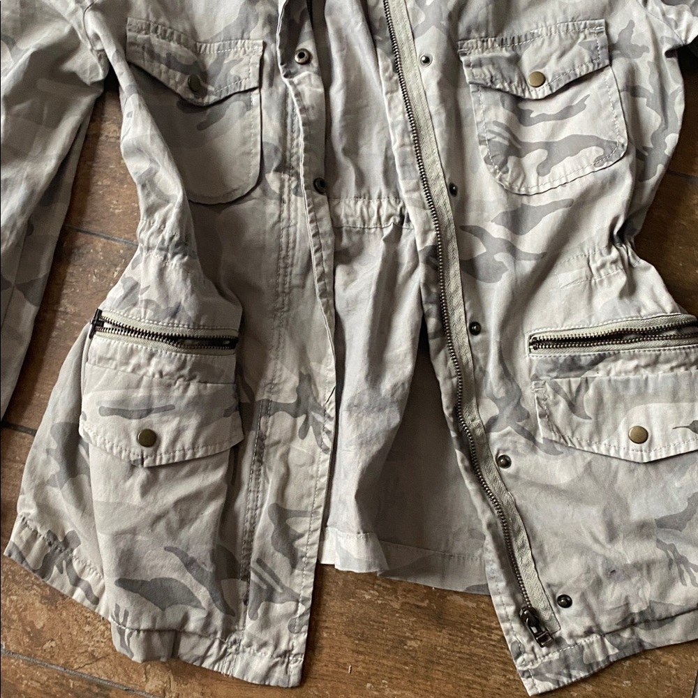 Stylish Camo Women's Jacket. Lily Aldridge Velvet. Size small. Great condition. - Picture 3 of 4